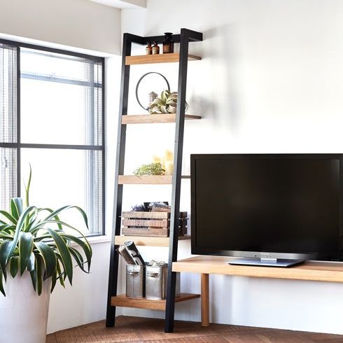 ウッドはしごラックブラックを壁にかけて置いてある様子