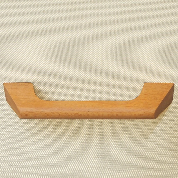 アイボリーの衣類を掛けるハンガーポールと7杯の引き出しを組み合わせた多機能なハンガーラックの引き出しのてっと引き出しの取っ手部分