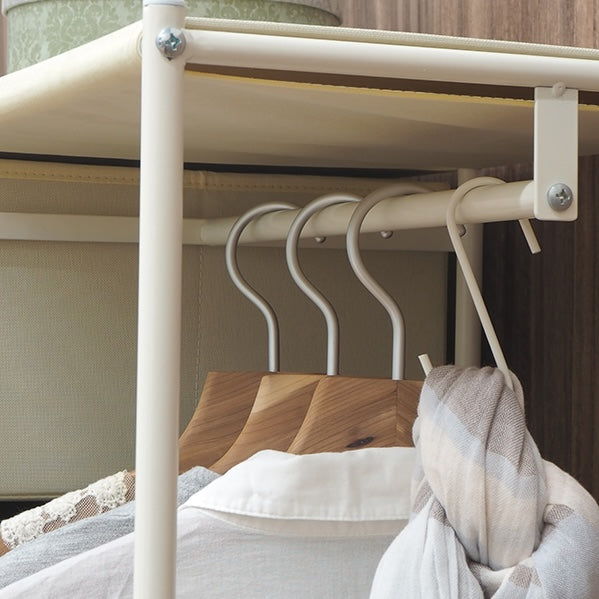 アイボリーの衣類を掛けるハンガーポールと7杯の引き出しを組み合わせた多機能なハンガーラックのポール部分のアップ