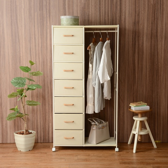アイボリーの衣類を掛けるハンガーポールと7杯の引き出しを組み合わせた多機能なハンガーラックが置いてある部屋