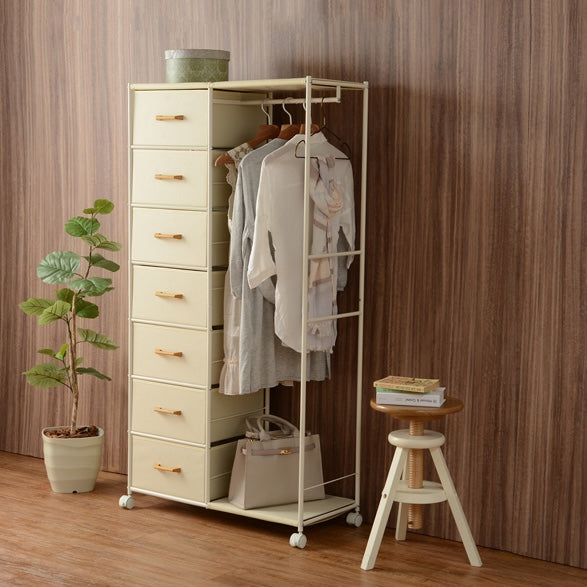 アイボリーの衣類を掛けるハンガーポールと7杯の引き出しを組み合わせた多機能なハンガーラックが置いてある部屋