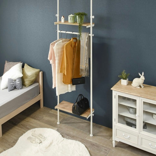 リビングに設置された突っ張りハンガーラック