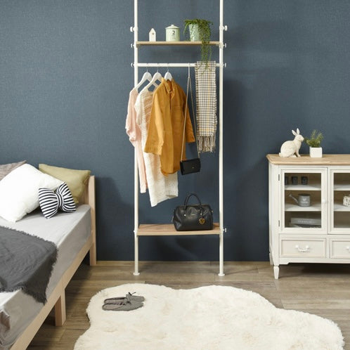 寝室に設置された突っ張りハンガーラック