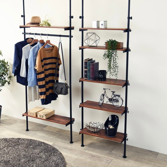 2台並んで設置された突っ張りハンガーラックの