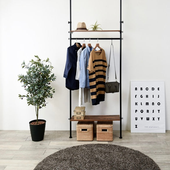リビングに設置されたブラウンの突っ張りハンガーラック