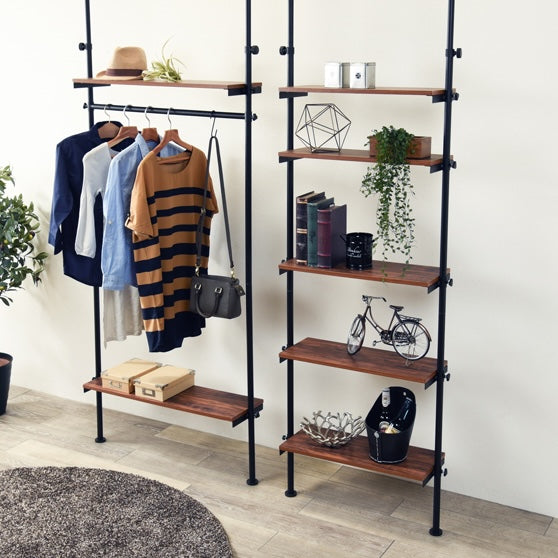 [幅90cm]突っ張りシェルフブラウンが壁掛けされている様子