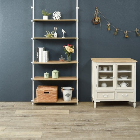 [幅90cm]突っ張りシェルフナチュラルが壁掛けされている様子