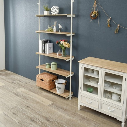 [幅90cm]突っ張りシェルフナチュラルが壁掛けされている様子