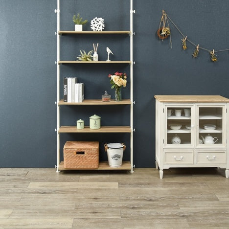 [幅90cm]突っ張りシェルフナチュラルが壁掛けされている様子