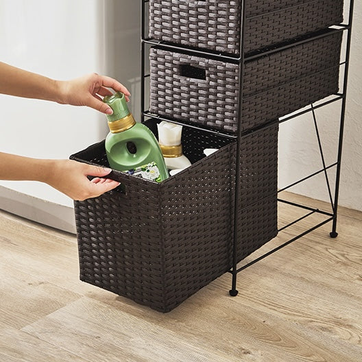 幅25.5cmのスリム設計のランドリー引出し収納を1段引き出して洗剤をしまっているところ