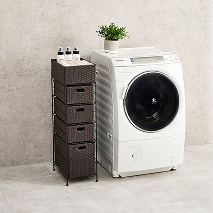 幅25.5cmのスリム設計の5段のランドリー引出し収納を脱衣所で使っているところ