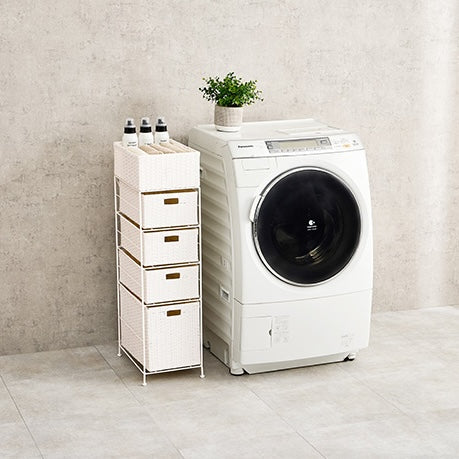 幅25.5cmのスリム設計の5段のランドリー引出し収納を脱衣所で使っているところ