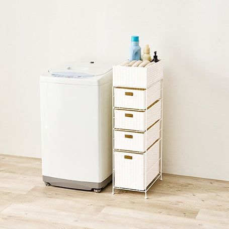 幅25.5cmのスリム設計の5段のランドリー引出し収納を脱衣所で使っているところ