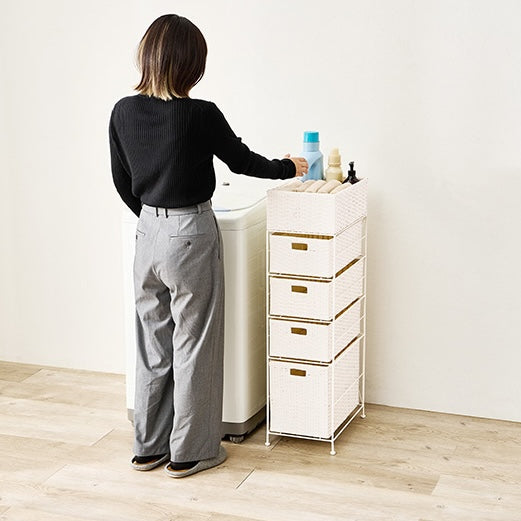 幅25.5cmのスリム設計の5段のランドリー引出し収納を脱衣所で使っているところ