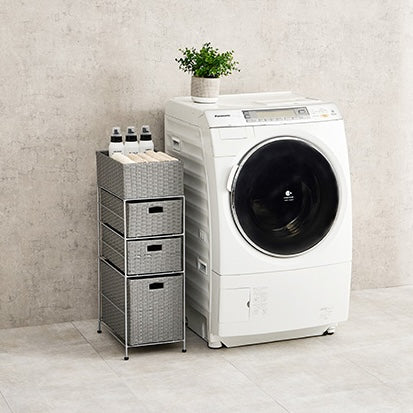 幅25.5cmのスリム設計のランドリー引出し収納を脱衣所で使っているところ