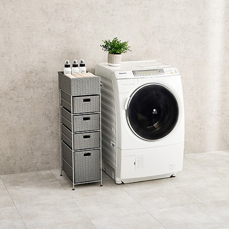 幅25.5cmのスリム設計の5段のランドリー引出し収納を脱衣所で使っているところ