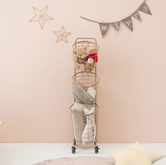 キャメルのキャスター付き3段丸型バスケットランドリーラックにぬいぐるみが入れられている様子