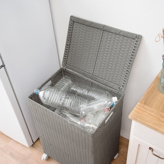 グレーのキャスター付ラタン調収納ボックスに空のペットボトルが入っている様子