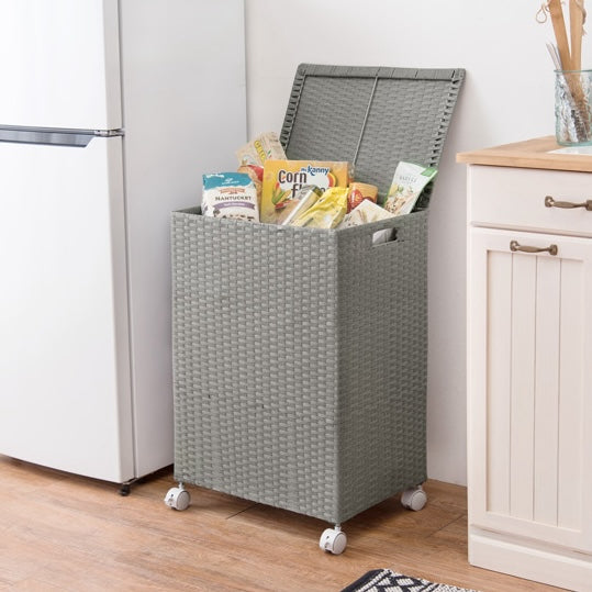 グレーのキャスター付ラタン調収納ボックスに食料品が入っている様子