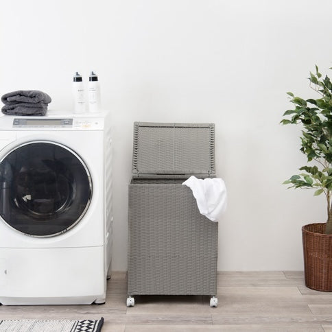 グレーのキャスター付ラタン調収納ボックスを洗濯機の横に置いている様子