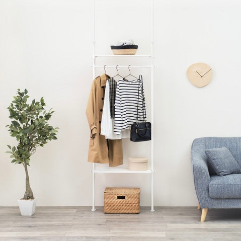 リビングに設置された突っ張りハンガーラック