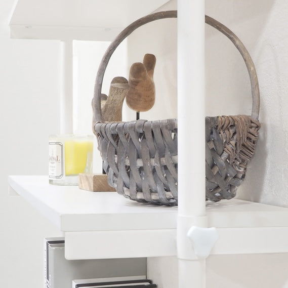 [幅90cm]突っ張りシェルフホワイトに小物やバスケットが収納されている様子