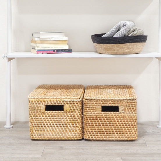 [幅90cm]突っ張りシェルフホワイトに本やボックスなどを収納している様子