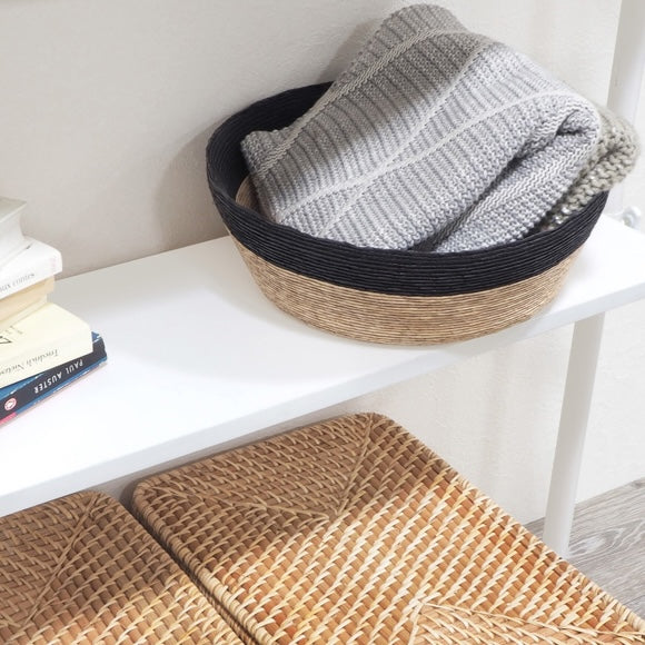 [幅90cm]突っ張りシェルフホワイトにバスケットが置かれている様子