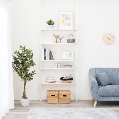 [幅90cm]突っ張りシェルフホワイトが壁掛けされている様子