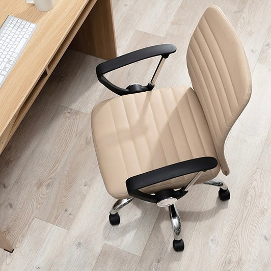 デスクに前に置かれたキャスター付のシンプルワークチェアを上から撮影した様子