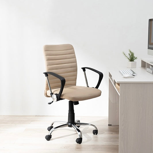 デスクの前に置かれたキャスター付のシンプルワークチェア