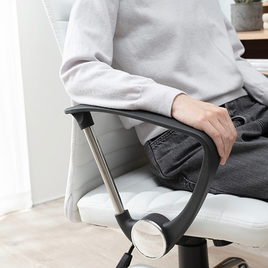 キャスター付のシンプルワークチェアの肘置き部分