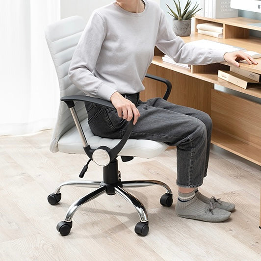 人が座った状態のキャスター付のシンプルワークチェア