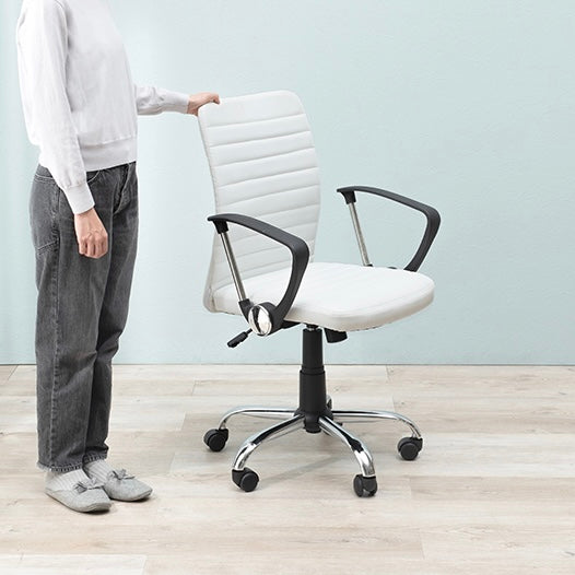 人が横に立っているキャスター付のシンプルワークチェア