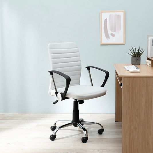 デスクの前に置かれたキャスター付のシンプルワークチェア