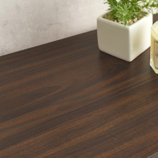 ブラウンカラーのシューズラックの表面