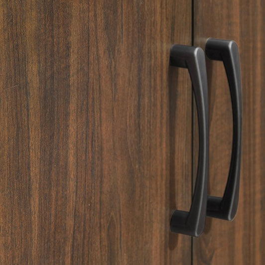 ブラウンカラーのシューズラックの取手部分