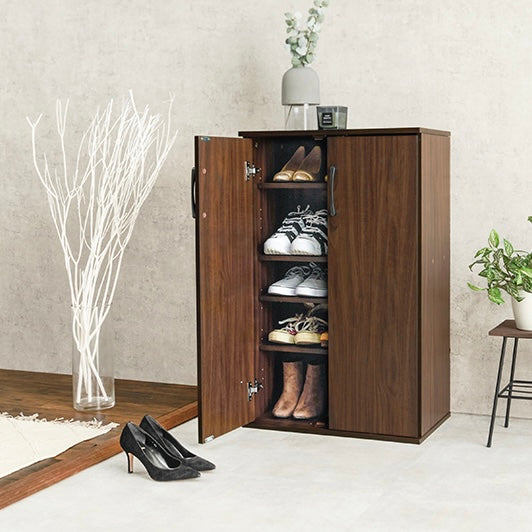 ブラウンカラーのシューズラックの上に雑貨が飾られている