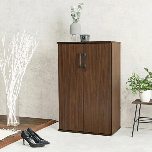 ブラウンカラーのシューズラックの上に雑貨が飾られている