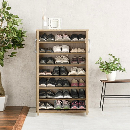 ナチュラルカラーのシューズラックに靴が収納されている