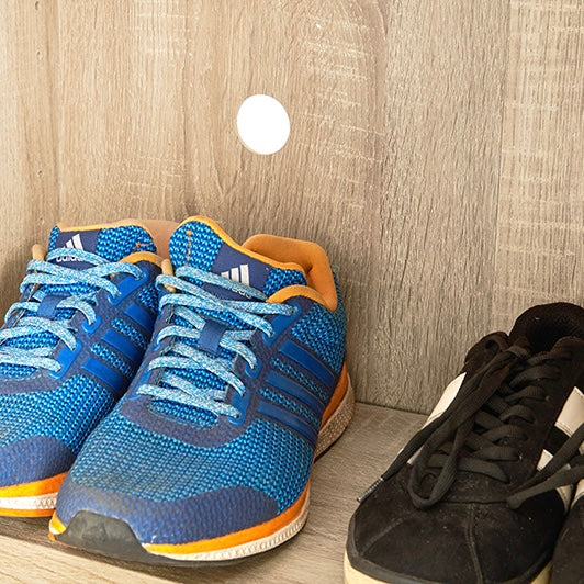 ナチュラルのシューズラックの中に靴が収納されている