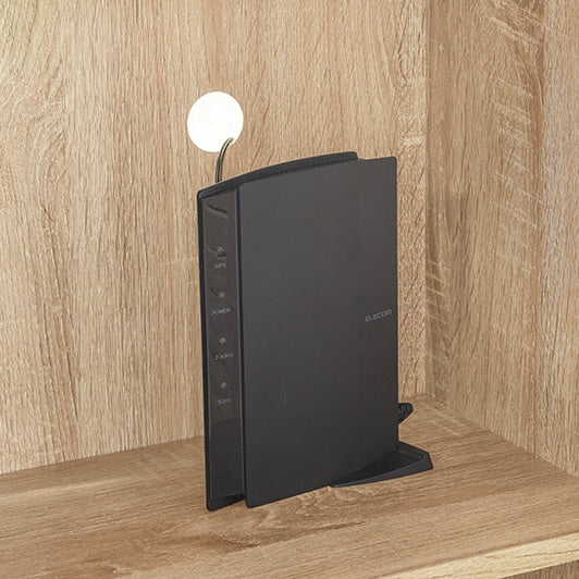 ナチュラルカラーのシューズラックの中に機材が置かれている