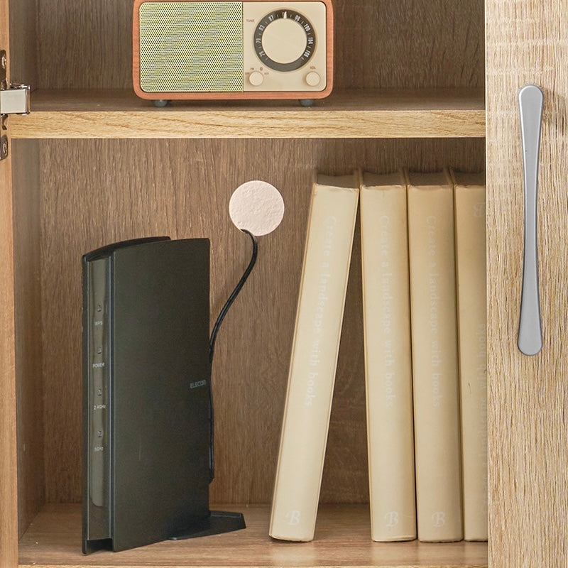 ナチュラルカラーのシューズラックの中に本や機材がおかれている