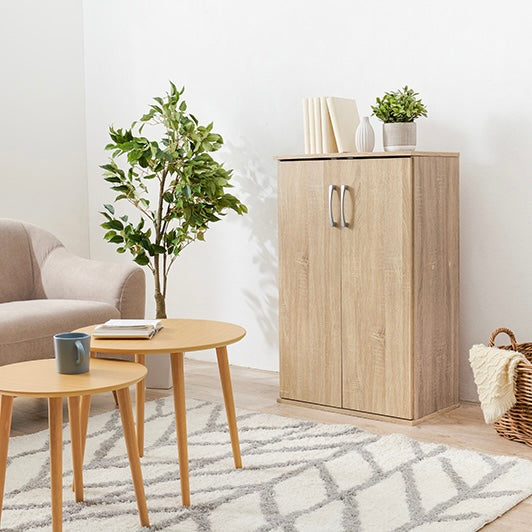 ナチュラルのシューズラックが部屋の中に置かれている