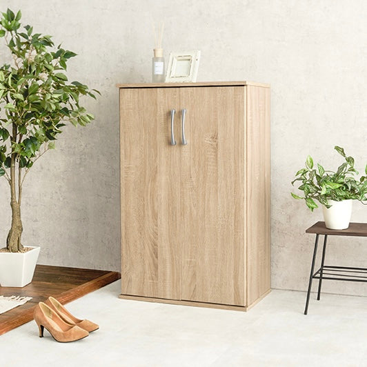 ナチュラルカラーのシューズラックの上に雑貨が飾られている