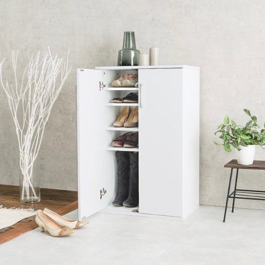 ホワイトのシューズラックの中に靴が収納されている