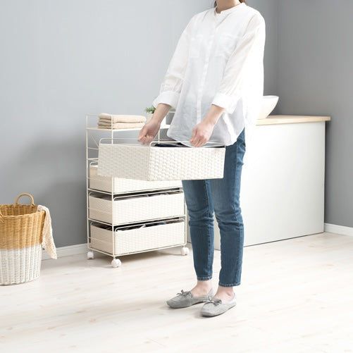 白の幅30cmのスリムな設計の引き出し収納の引き出し1段を持っている人