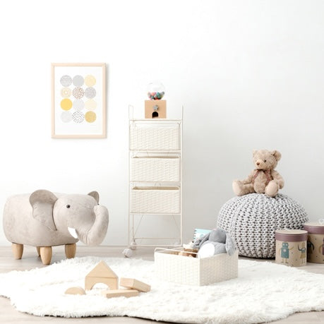 白の幅30cmのスリムな設計の引き出し収納が置いてある子供部屋