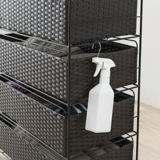 ダークブラウンの幅30cmのスリムな設計の引き出し収納の側面にS字フックを使ってファブリックスプレーを引っ掛けている様子