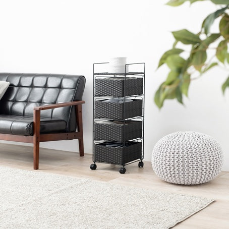 ダークブラウンの幅30cmのスリムな設計の引き出し収納が置いてあるリビング